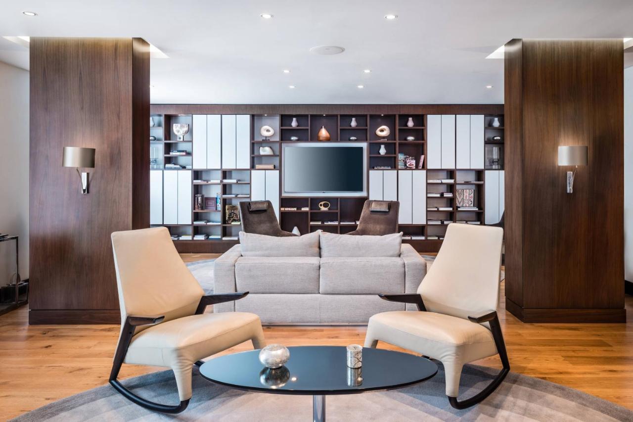 Baku Marriott Hotel Boulevard Ngoại thất bức ảnh The Club lounge at London Heathrow Airport