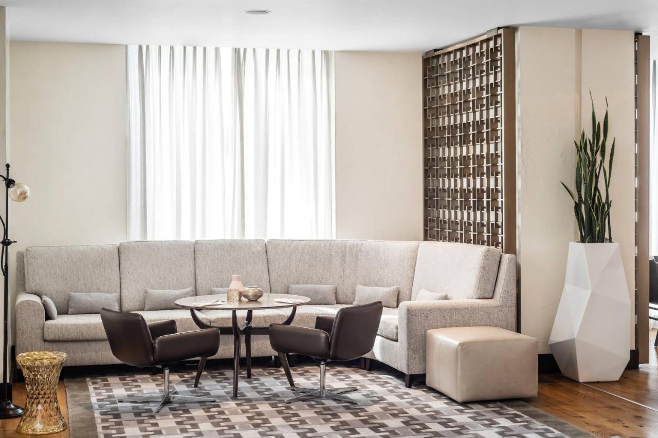 Baku Marriott Hotel Boulevard Ngoại thất bức ảnh A room with a screen