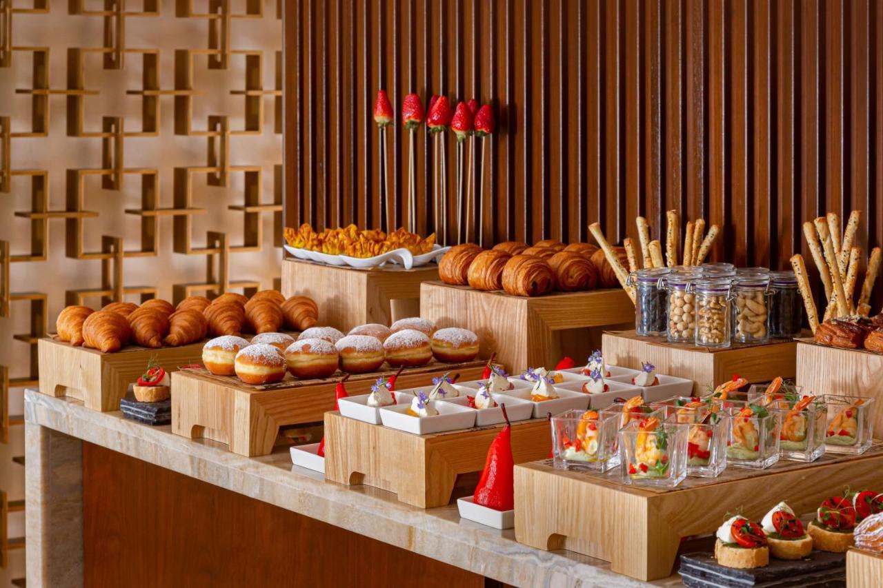 Baku Marriott Hotel Boulevard Ngoại thất bức ảnh A buffet at a hotel