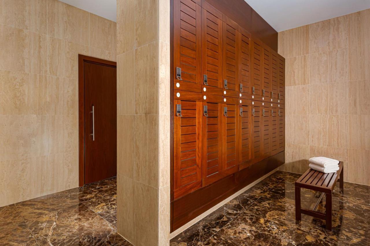 Baku Marriott Hotel Boulevard Ngoại thất bức ảnh A locker room at a spa
