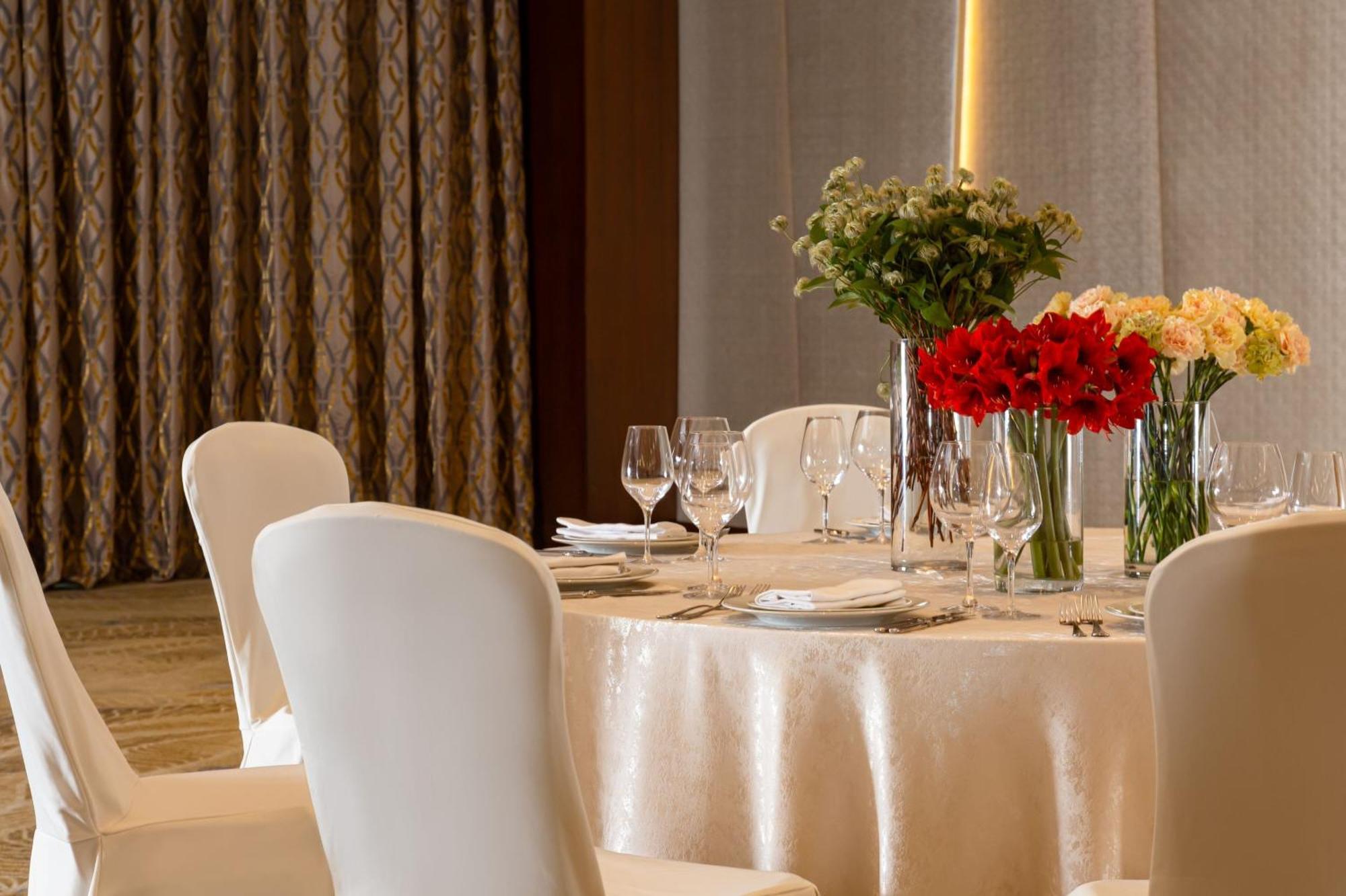 Baku Marriott Hotel Boulevard Ngoại thất bức ảnh A table set for a formal dinner