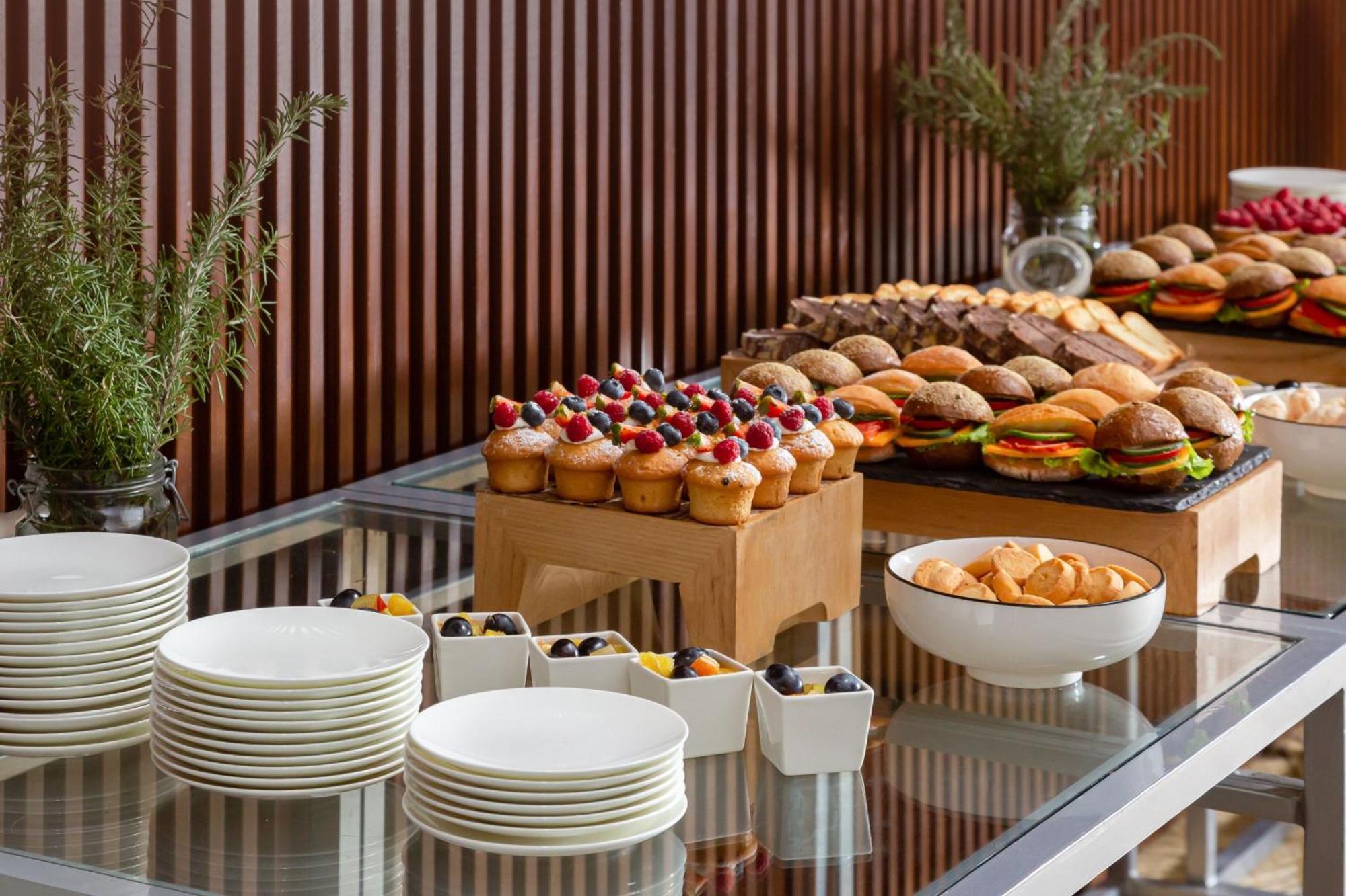 Baku Marriott Hotel Boulevard Ngoại thất bức ảnh A buffet