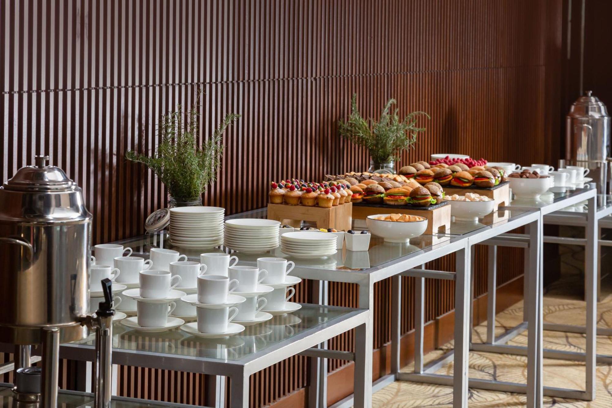 Baku Marriott Hotel Boulevard Ngoại thất bức ảnh A buffet table