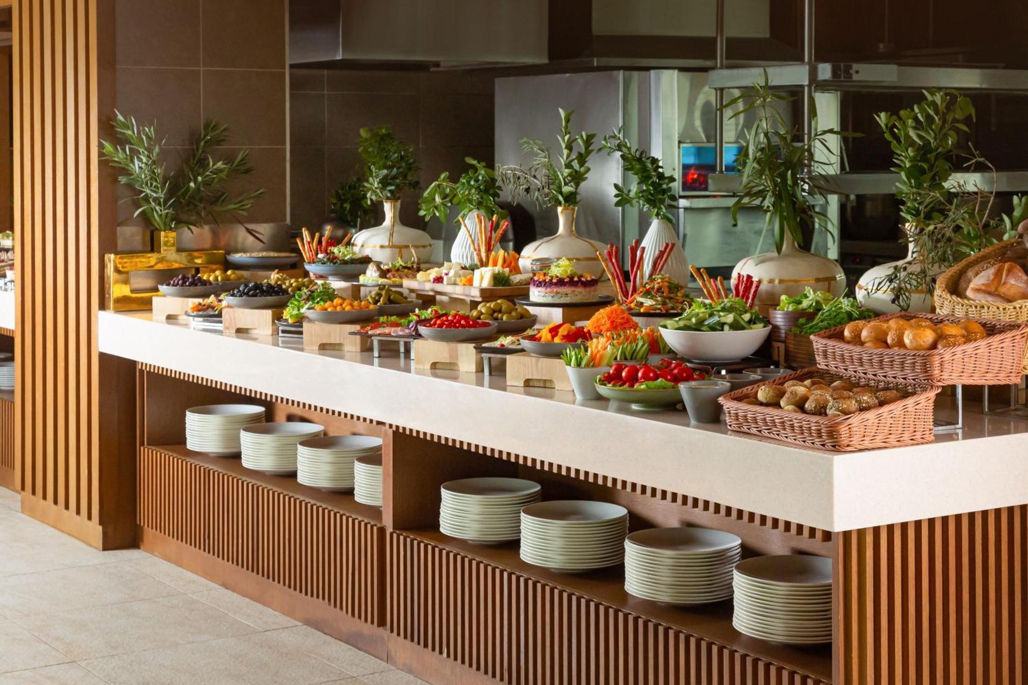 Baku Marriott Hotel Boulevard Ngoại thất bức ảnh A buffet at a hotel