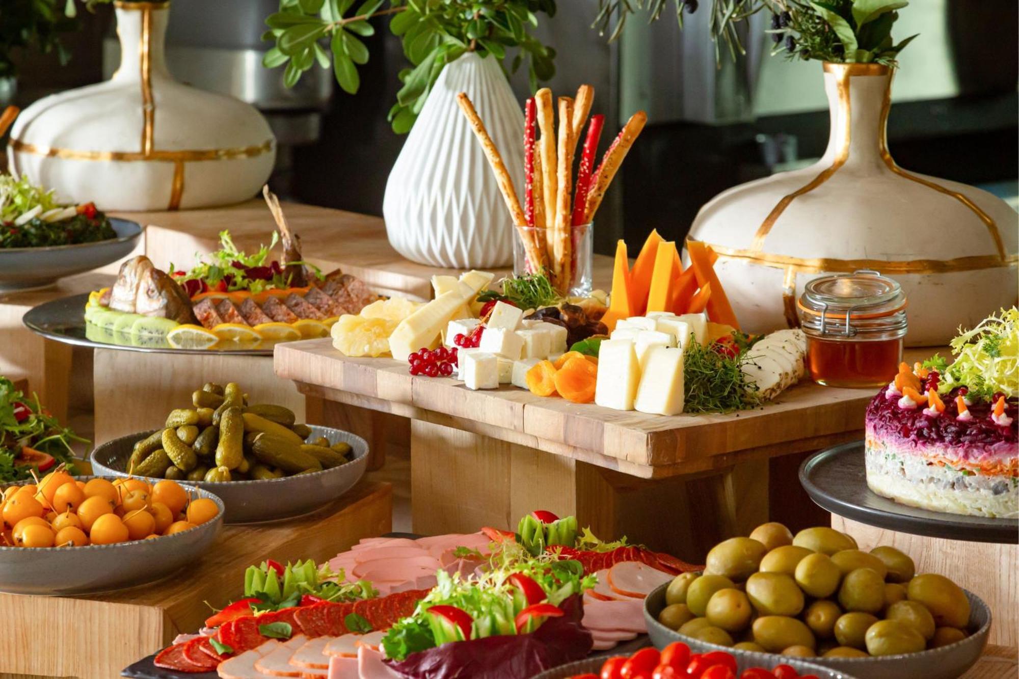Baku Marriott Hotel Boulevard Ngoại thất bức ảnh A buffet at a hotel