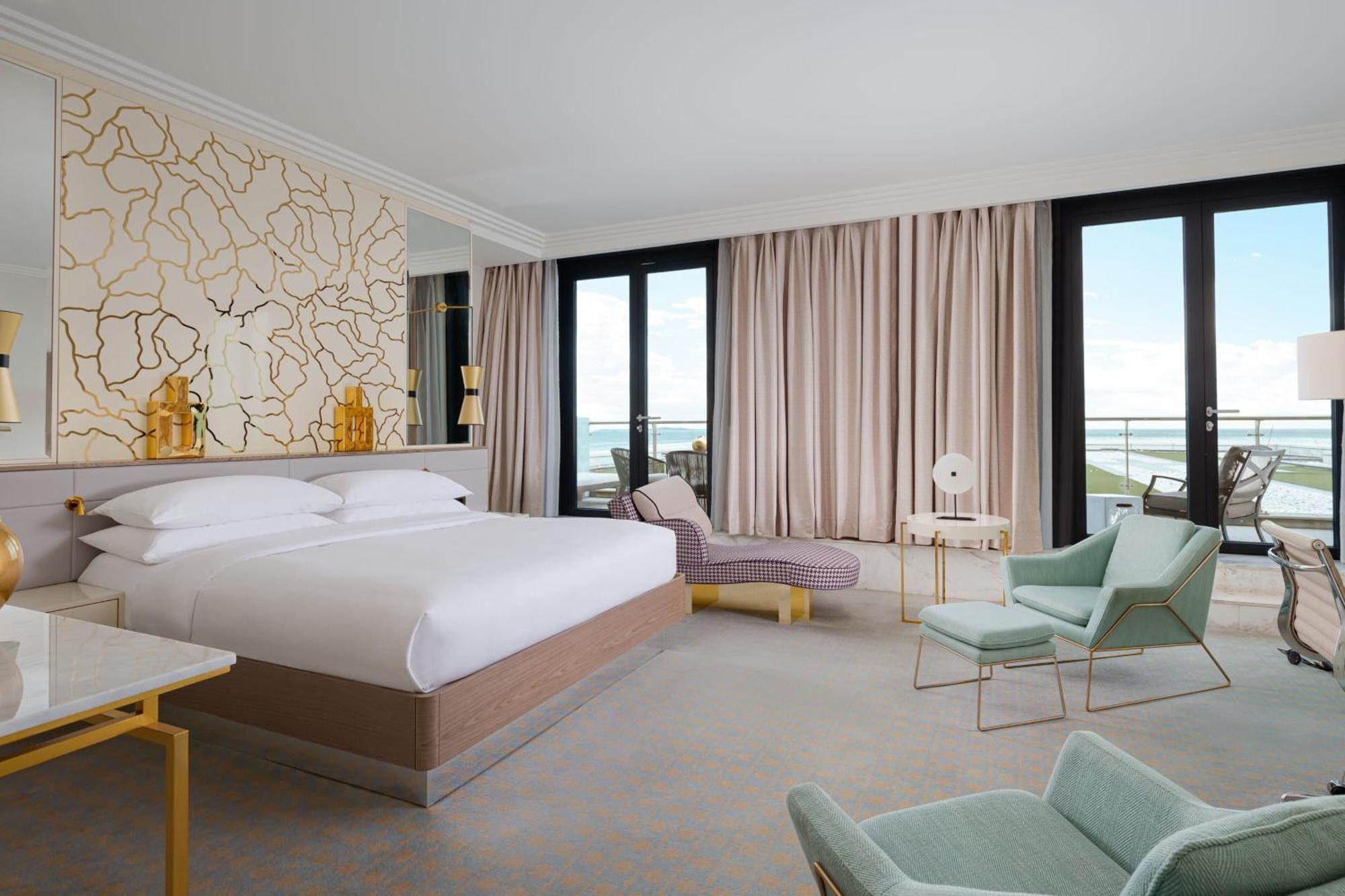 Baku Marriott Hotel Boulevard Ngoại thất bức ảnh A bedroom at the hotel